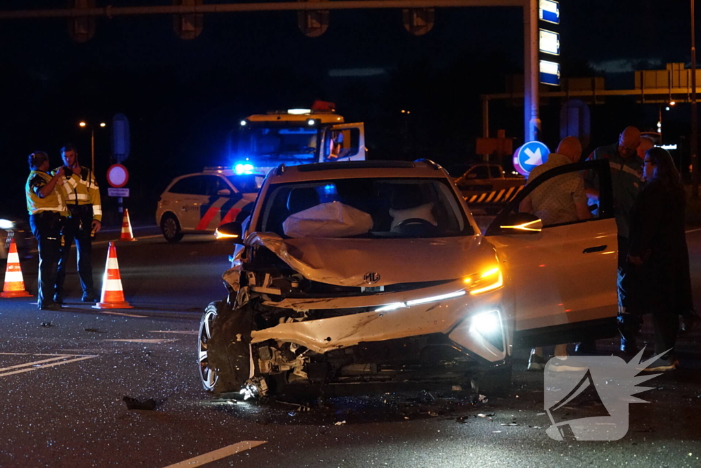 Gewonde en auto's zwaar beschadigd na botsing op kruising