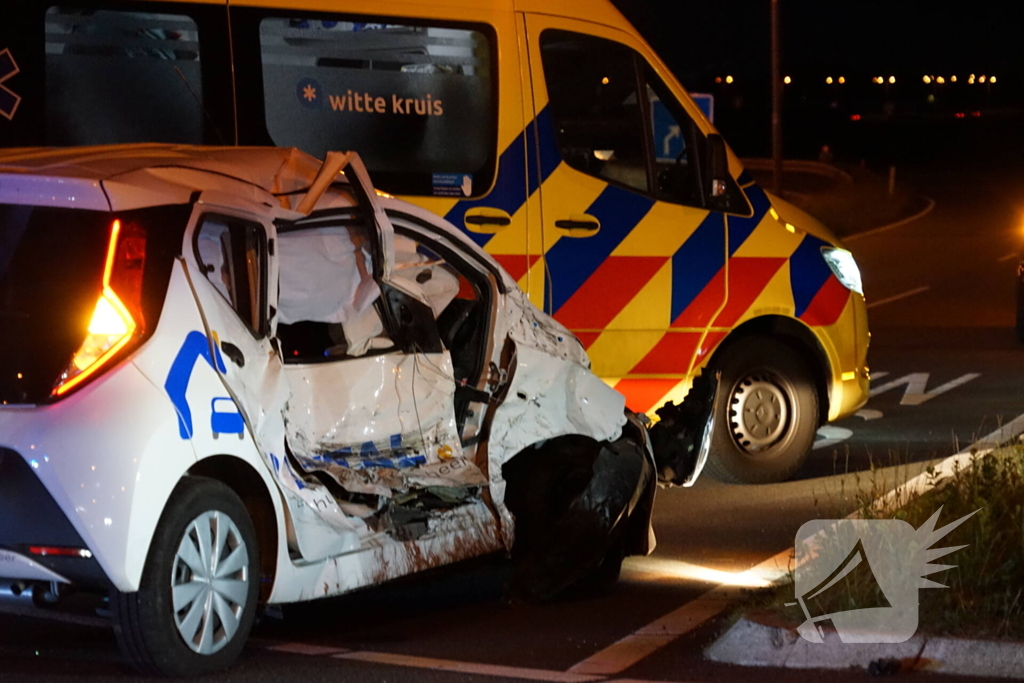 Gewonde en auto's zwaar beschadigd na botsing op kruising