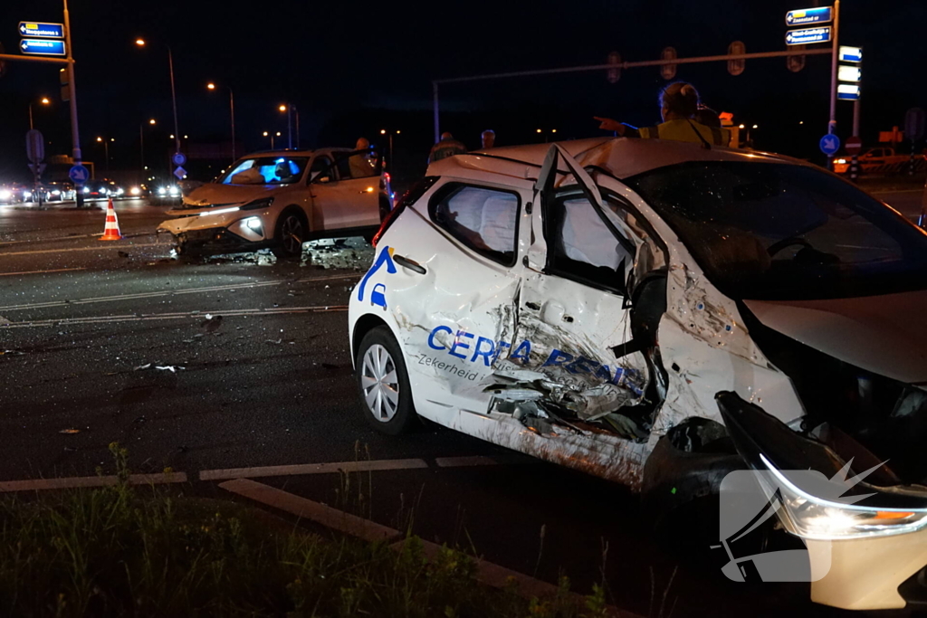 Gewonde en auto's zwaar beschadigd na botsing op kruising