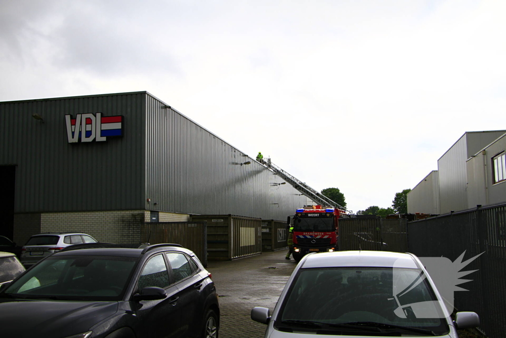 Brandweer blust brand in bedrijfshal