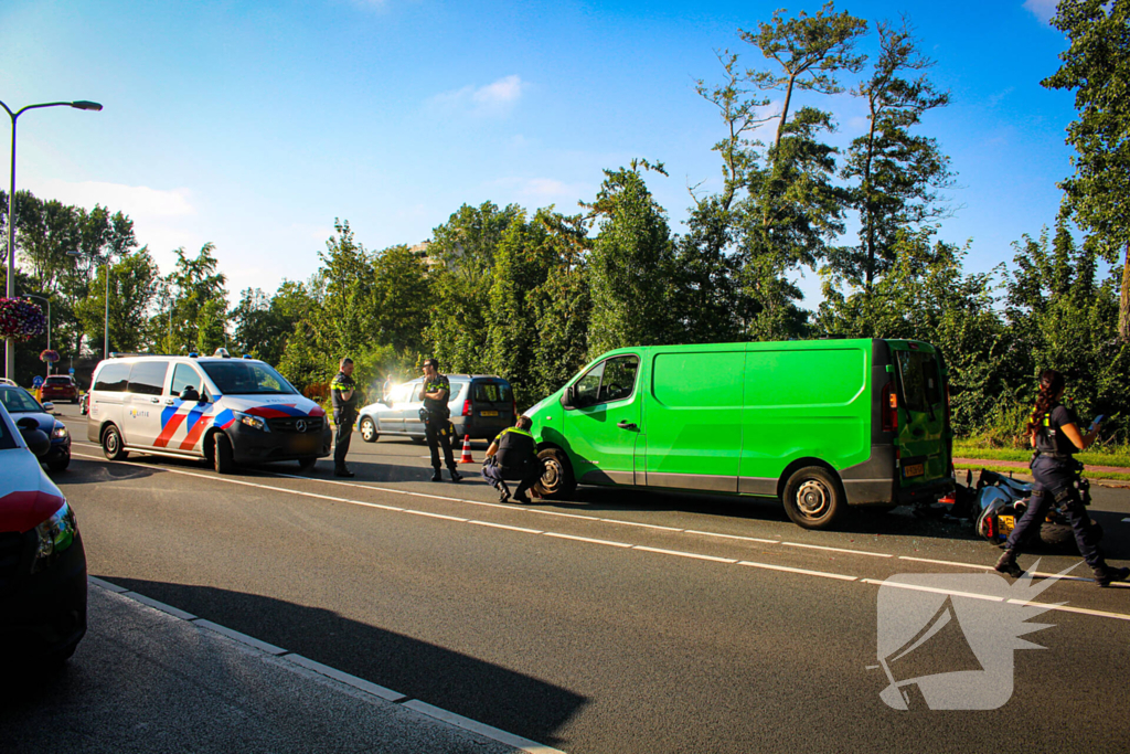 Motorrijder klapt achterop bestelbus