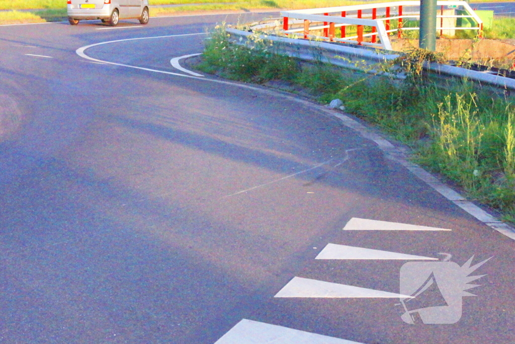 Motorrijder vliegt uit de bocht