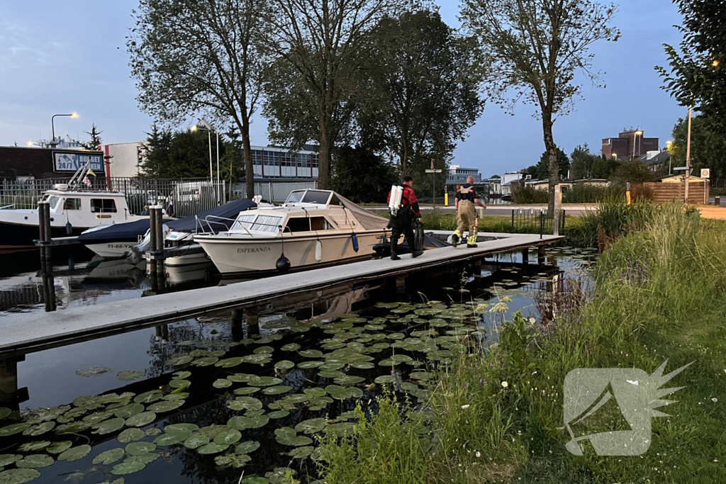 Duikers van de brandweer vinden verloren telefoon van agenten