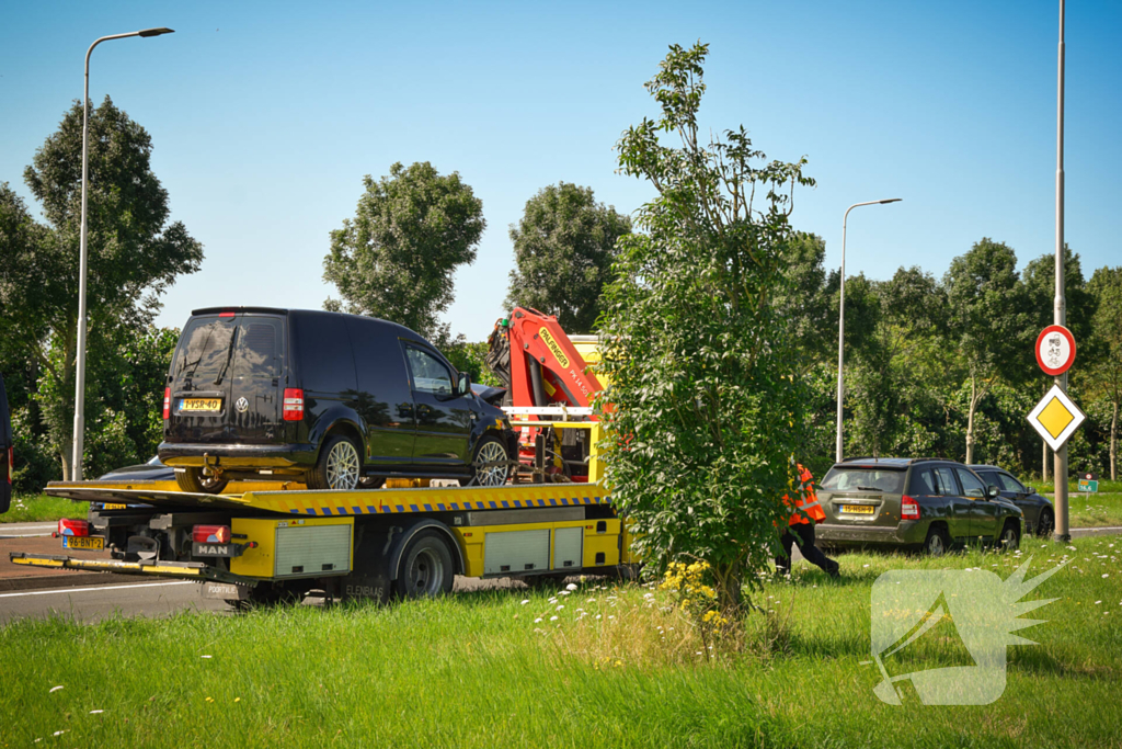 Bestelbus klapt achterop personenauto