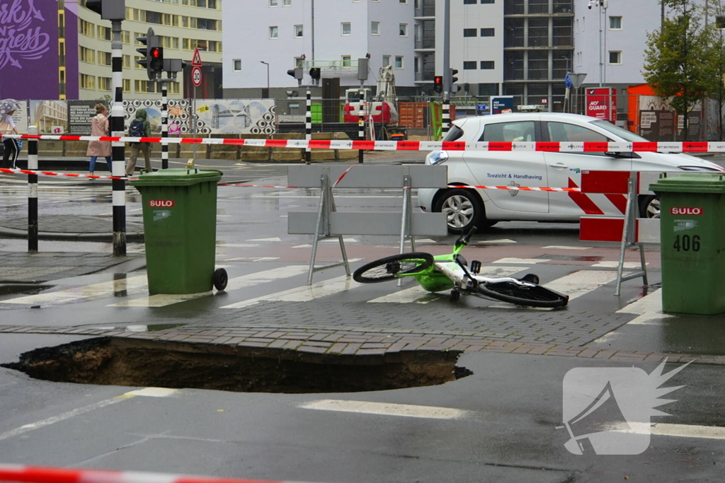 Verkeershinder door groot gat in weg