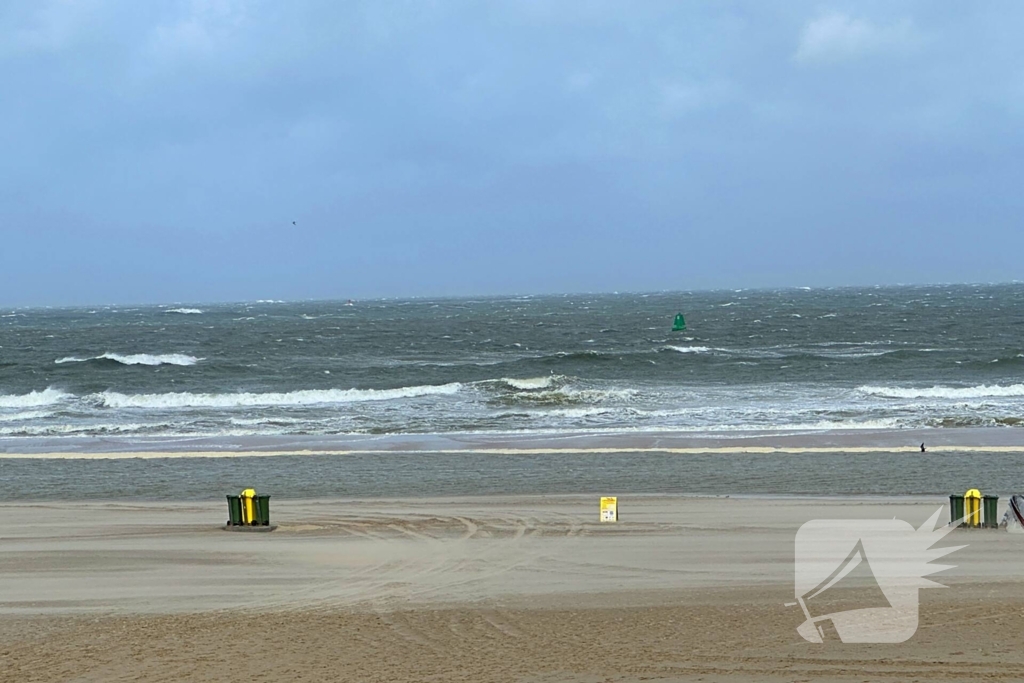 Rode vlag gehesen op strand, weercode geel afgegeven