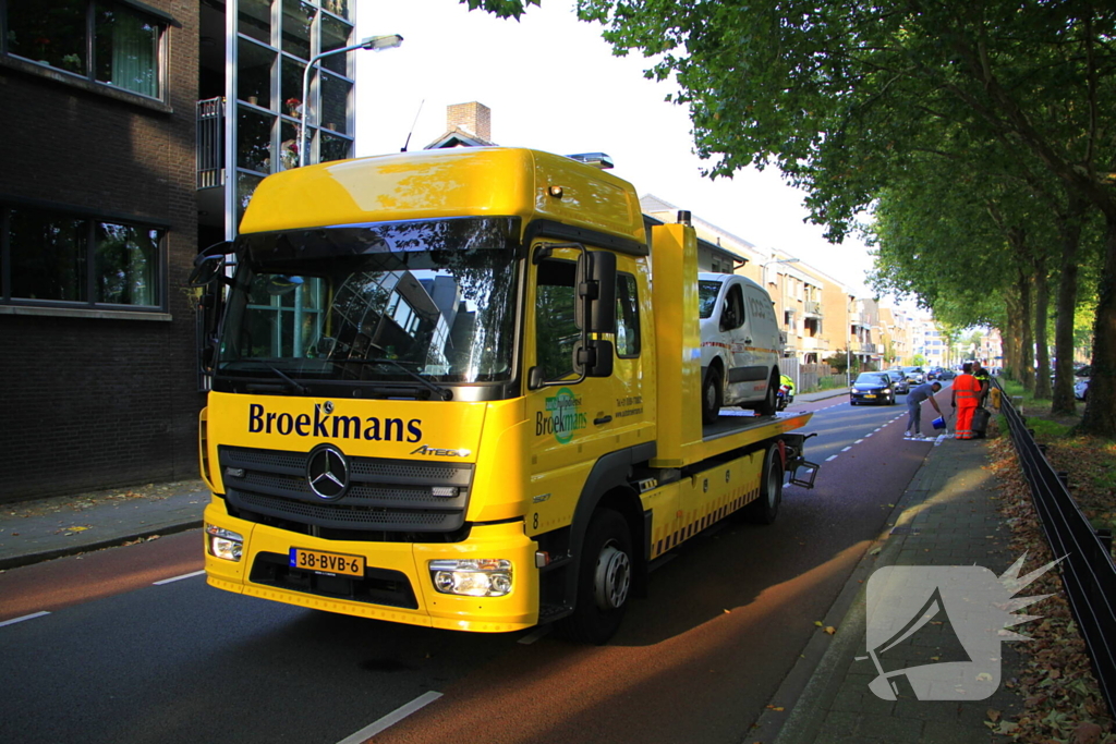 Scooterrijder zwaargewond bij botsing met bestelbus