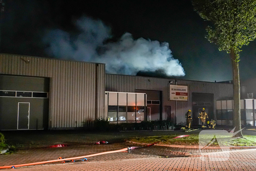 Blusrobot ingezet bij zeer grote brand in bedrijfspand