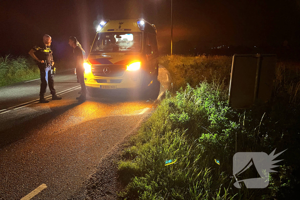 Bergingsbedrijf haalt bestelwagen uit sloot