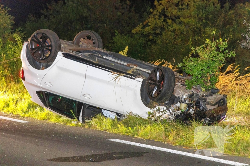 Auto belandt op de kop in bosschages