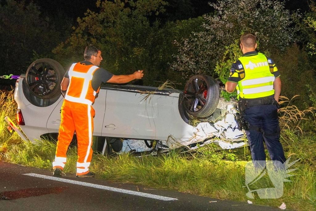 Auto belandt op de kop in bosschages