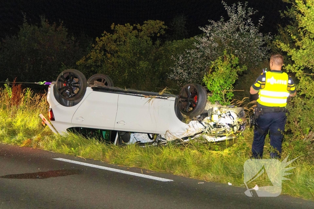 Auto belandt op de kop in bosschages