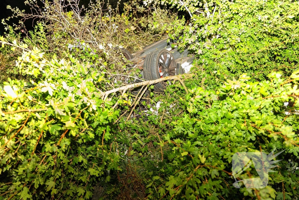 Auto belandt op de kop in bosschages