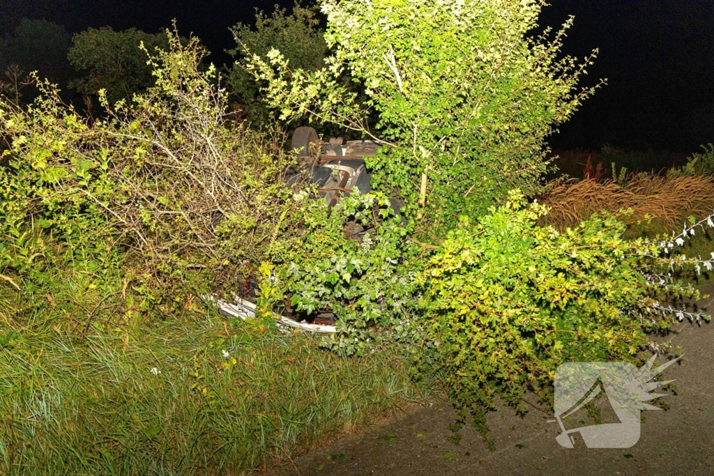 Auto belandt op de kop in bosschages