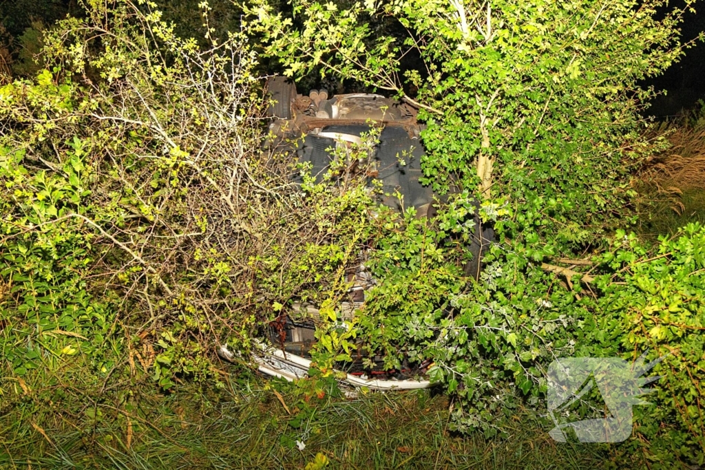 Auto belandt op de kop in bosschages