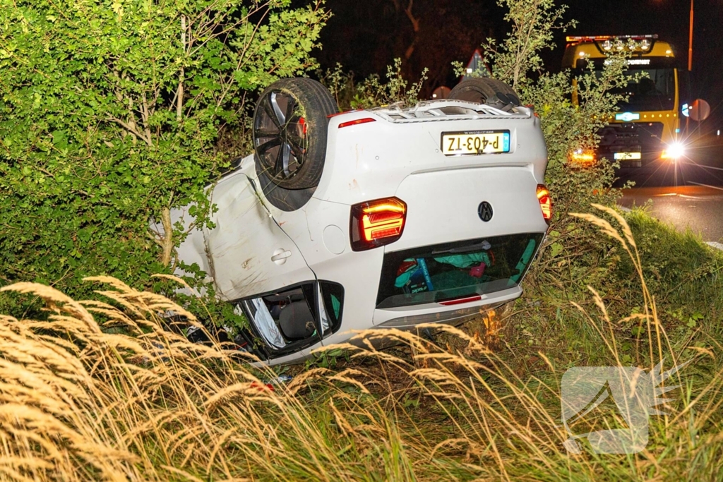 Auto belandt op de kop in bosschages