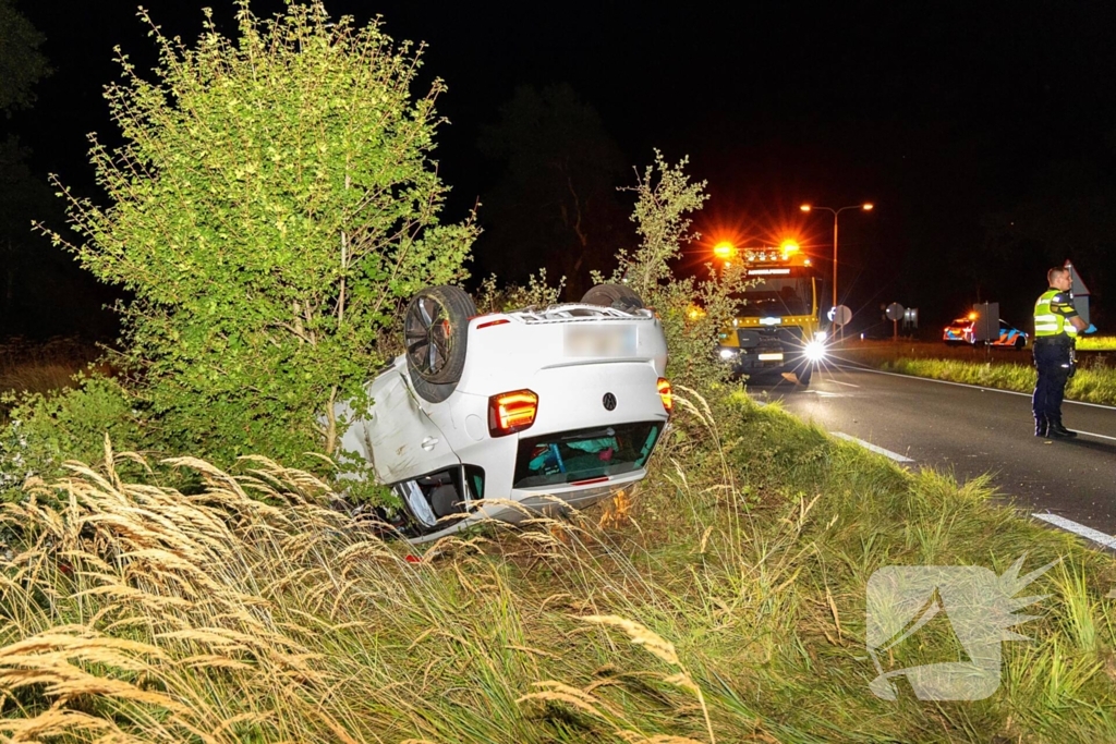 Auto belandt op de kop in bosschages