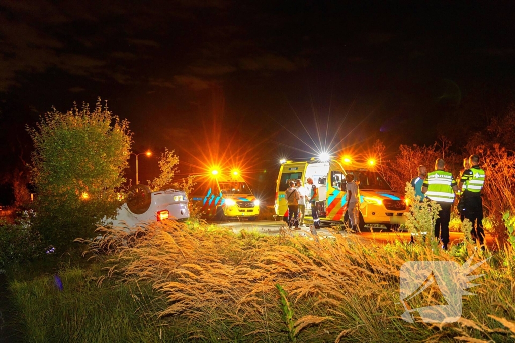 Auto belandt op de kop in bosschages