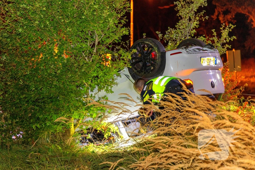 Auto belandt op de kop in bosschages