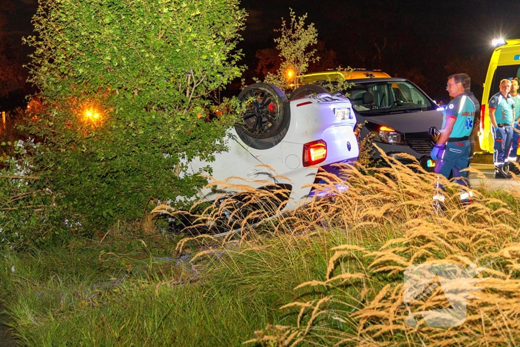Auto belandt op de kop in bosschages