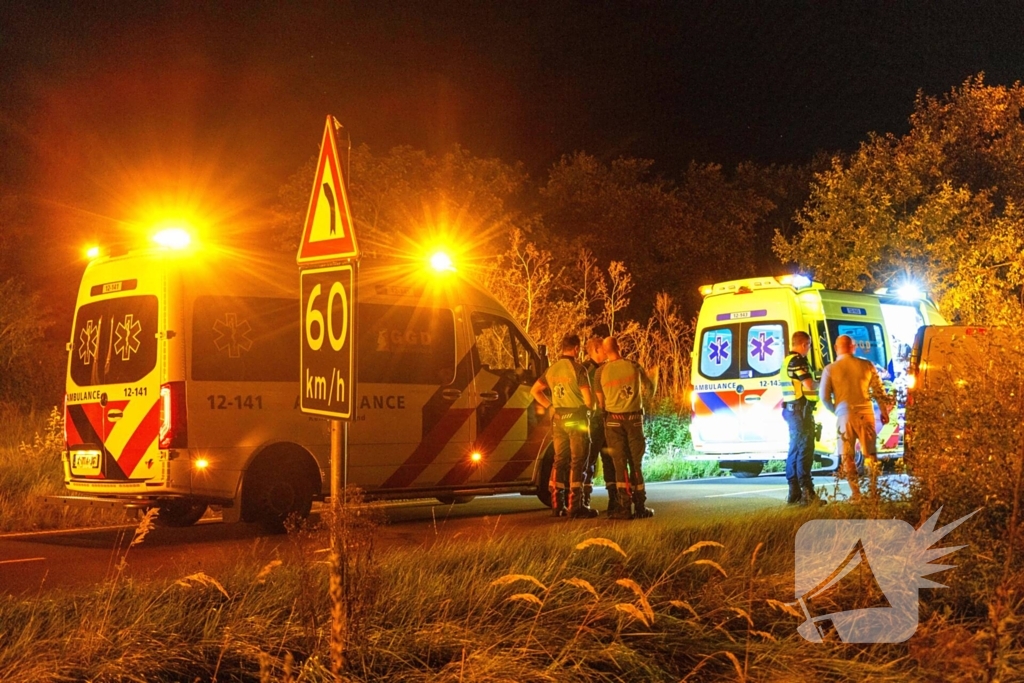 Auto belandt op de kop in bosschages