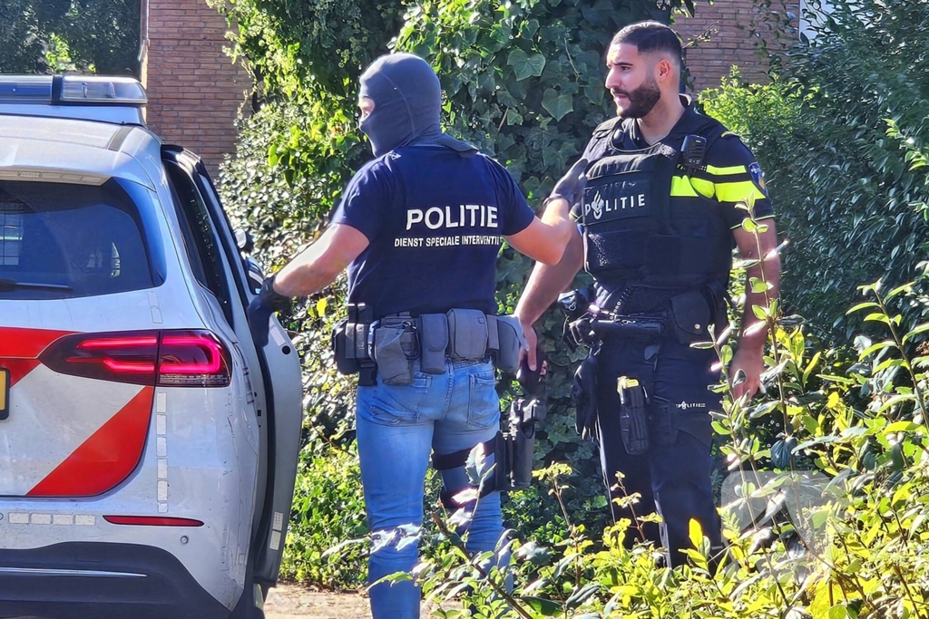 Arrestatieteam houdt persoon aan achter pand
