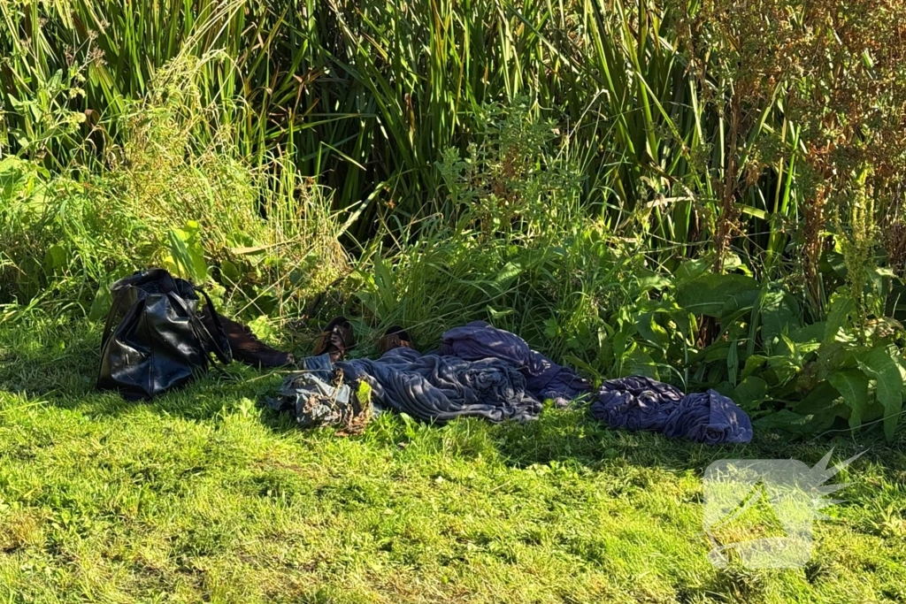 Brandweer doorzoekt sloot na aantreffen kleding langs waterkant