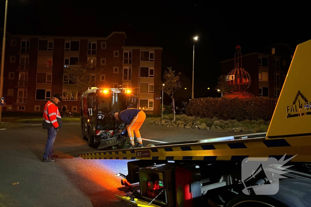 Defecte veegwagen op rotonde achtergelaten