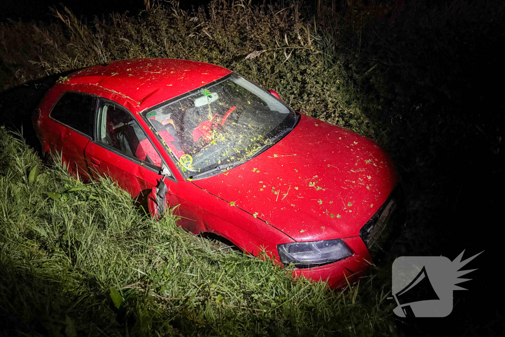 Auto belandt in greppel, inzittenden ongedeerd