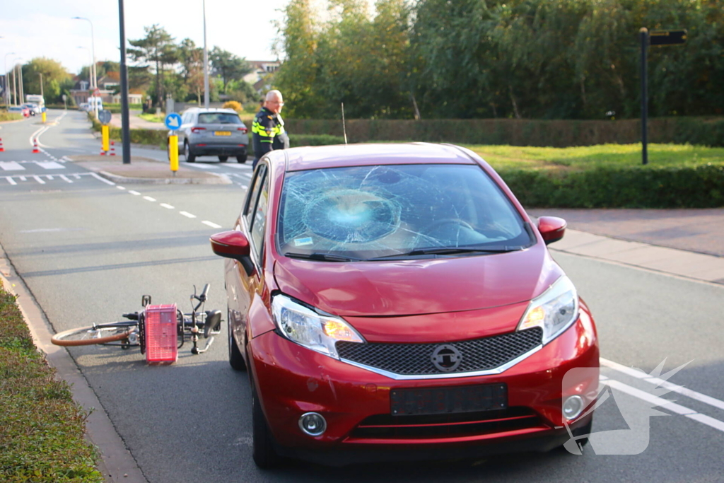 Kind op fiets geschept door automobilist