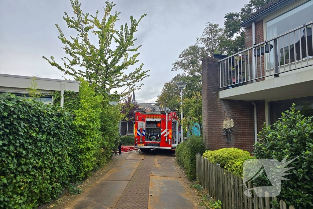 Brandweer blust brand op dak van basisschool