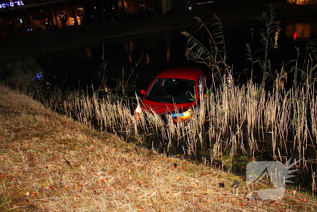 Personenauto raakt te water