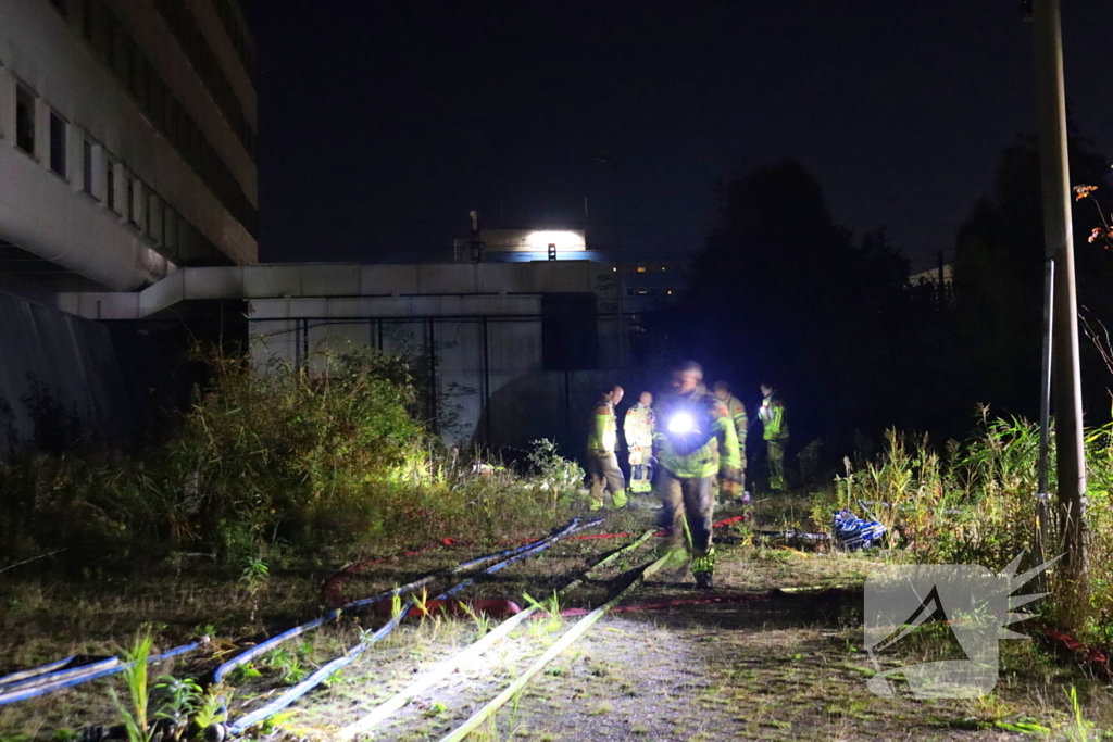 Luchtbehandelingskast bij slooppand vliegt in brand