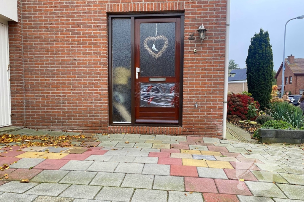 Brandweer tikt ruit in om ambulancedienst toegang tot woning te verlenen