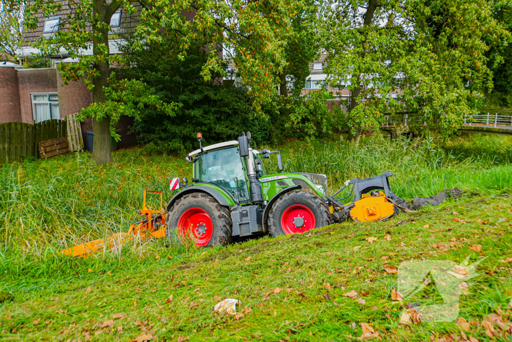 Tractor belandt in sloot tijdens maai werkzaamheden