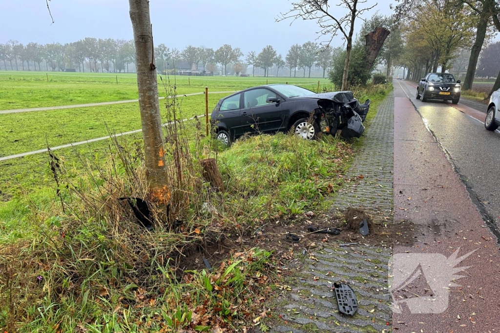 Vrouw raakt van de weg en eindigt in sloot na botsing
