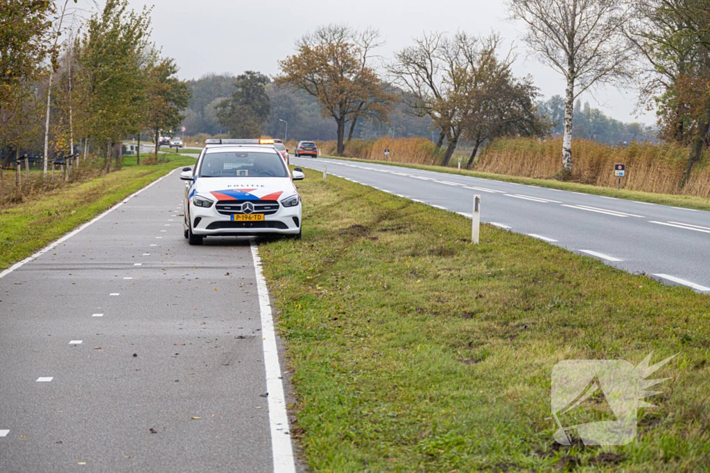 Auto word geraakt door bestelbus en belandt in sloot