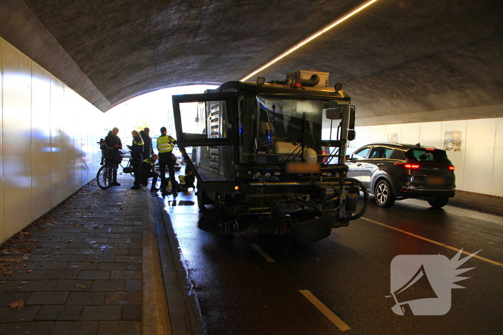 Fietser aangereden door veegwagen