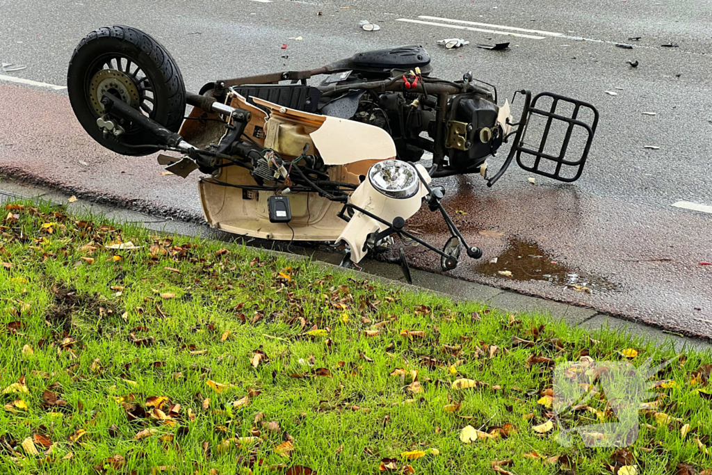 Scooterrijder springt van scooter vlak voor aanrijding
