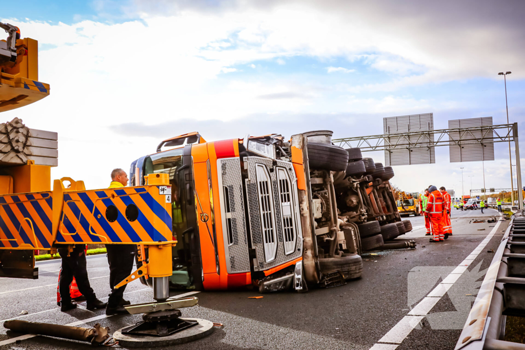 Vrachtwagen kantelt na botsing