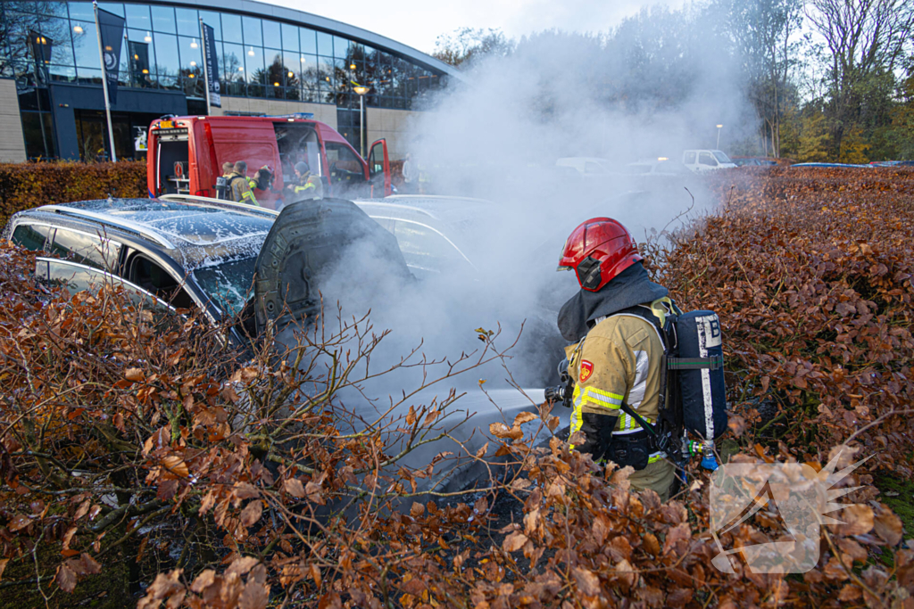 Geparkeerde auto vat vlam