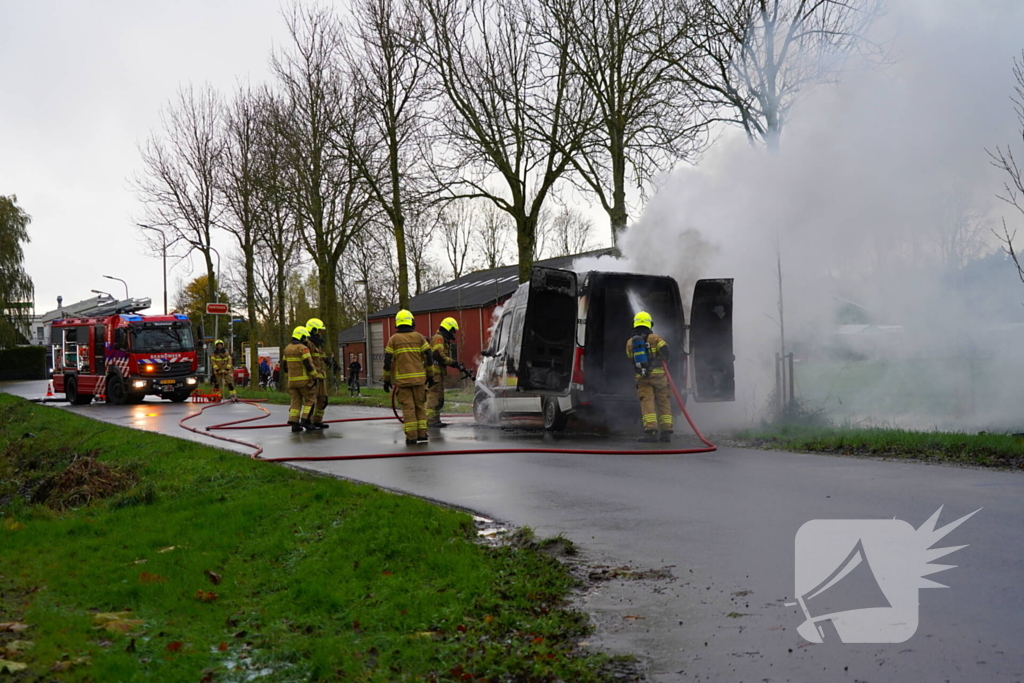 Brandweer blust brand in bestelbus