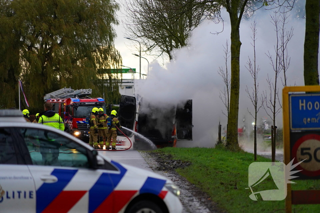 Brandweer blust brand in bestelbus