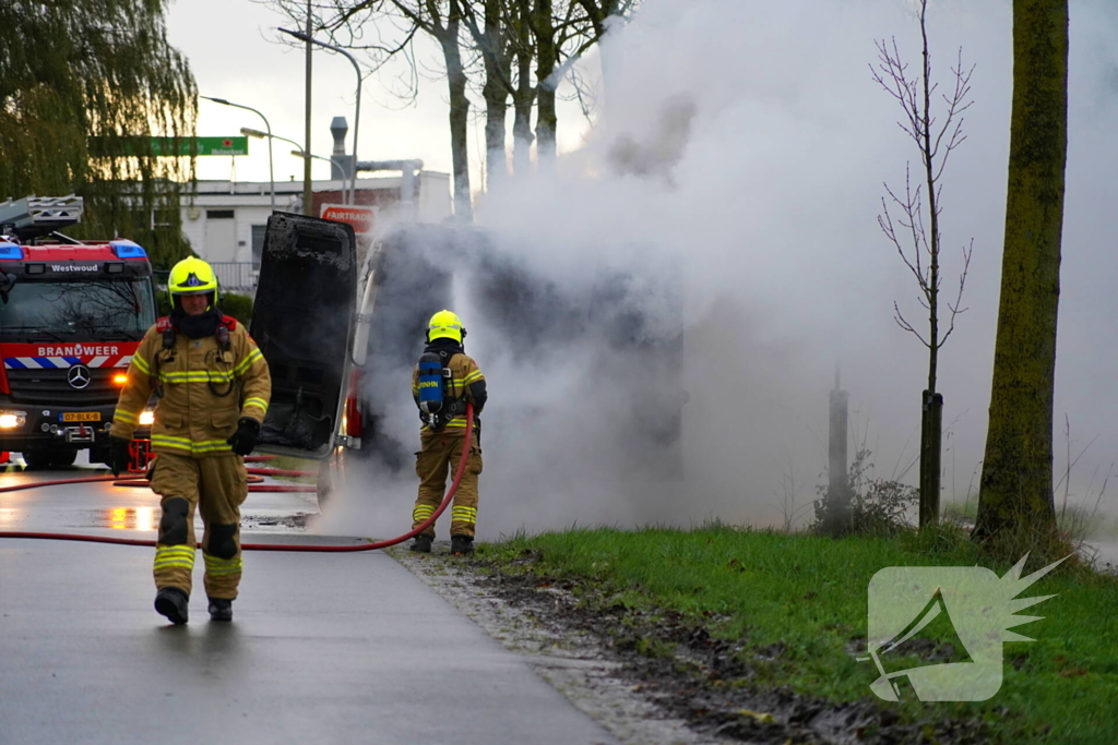 Brandweer blust brand in bestelbus