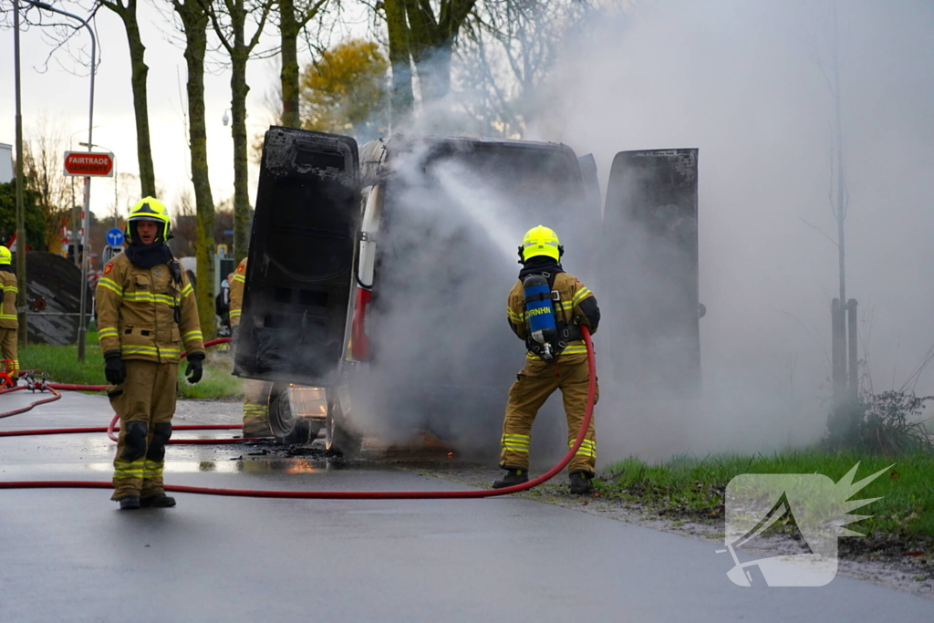 Brandweer blust brand in bestelbus