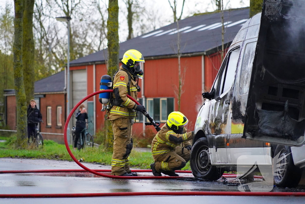 Brandweer blust brand in bestelbus