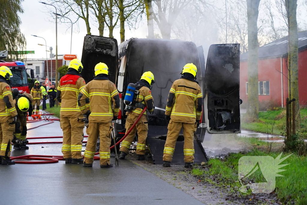 Brandweer blust brand in bestelbus