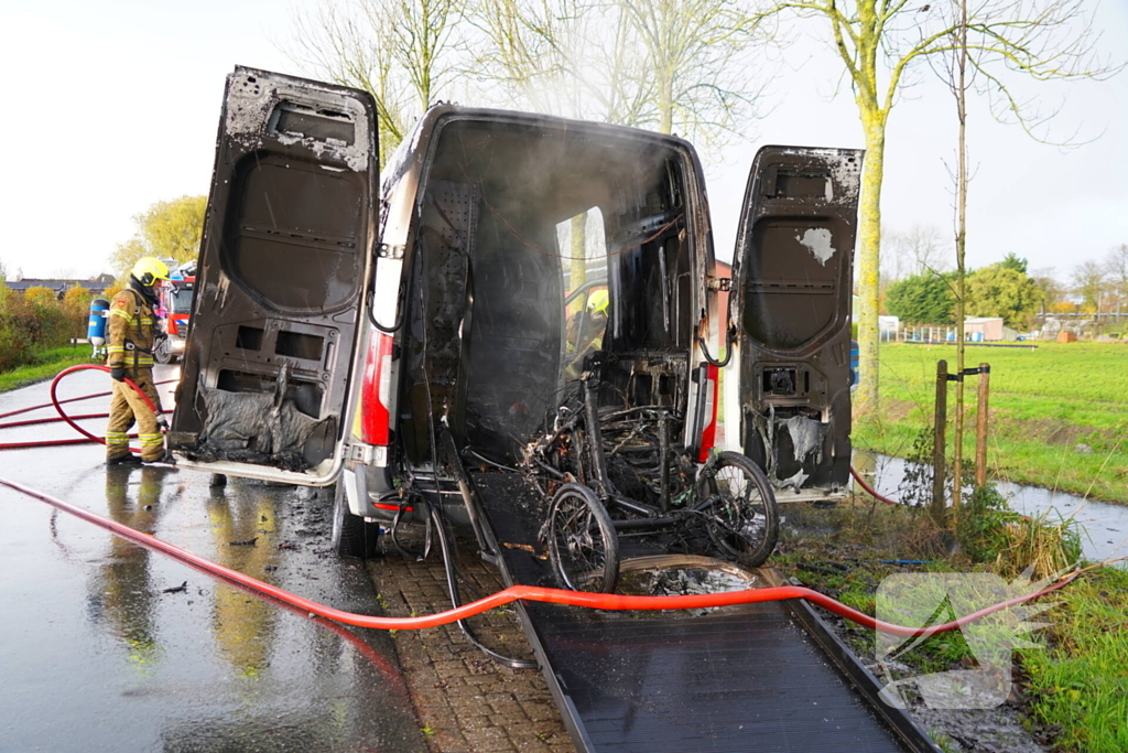 Brandweer blust brand in bestelbus