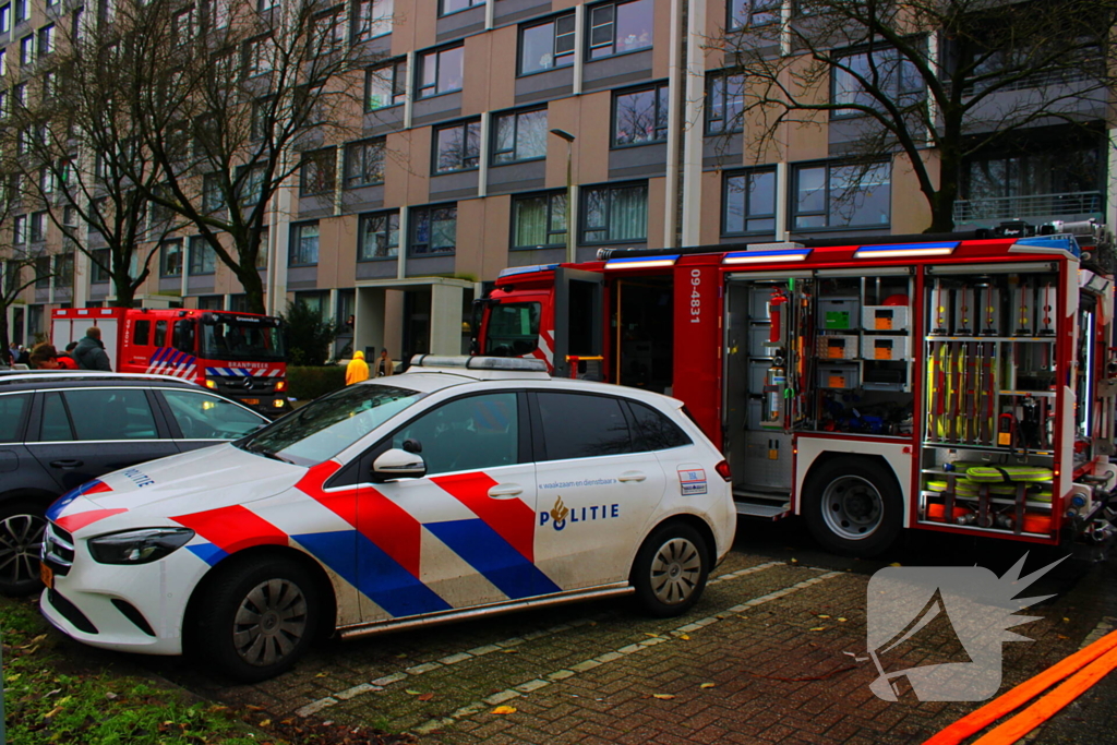 Brandweer schaalt bij brand op balkon van flat