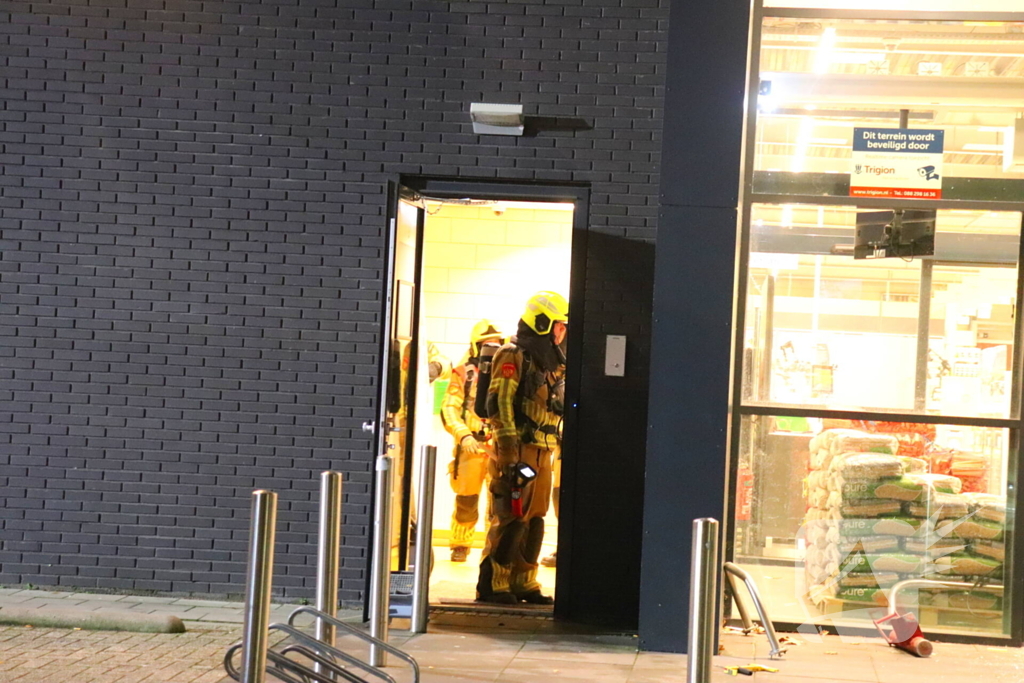Brandweer ramt deur van bouwmarkt open wegens rookontwikkeling